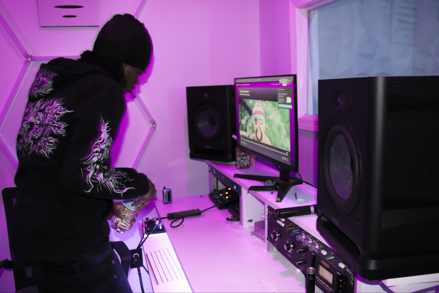 SHATTERED HEARTS HOODIE (BLACK)